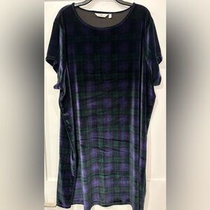 3X Vineyard Vines black and purple velvet dress.